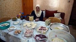 لاجئة فلسطينية من سوريا تواجه "الفقر" بطهي الأطباق "الشامية" لموائد "الغزيين"