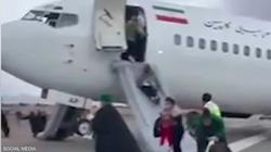 هبوط اضطراري لطائرة إيرانية في الشارع.. الناس نزلت تجري (فيديو)