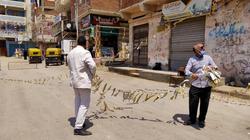 رغم العزل.. أهالى عزبة اللبن يعلقون الزينة احتفالا بقدوم رمضان