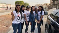 أنغام تدلي بصوتها في الانتخابات بمدينة الشروق.. وتلتقط صورا مع معجبيها