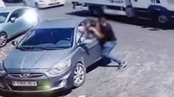 شجاعة شاب فلسطيني تنقذ طفلة من الموت في اللحظات الأخيرة (فيديو)
