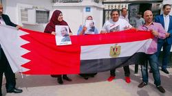 بالصور| المصريون يحتشدون أمام السفارة بالبحرين بـ"الأعلام وصور السيسي"