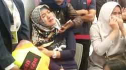 بالصور| أهالي ضحايا الطائرة الإندونيسية ينتظرون جثامين ذويهم