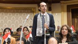 قاعة «النواب» تمتلئ بالعلم المصري والشال الفلسطيني