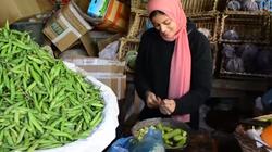 بائعات خضار بمؤهلات عليا لمساعدة أهلهن: «نفسنا نكافائهم بعمرة»