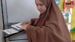 «أسماء» كفيفة تصوت في الانتخابات بطريقة برايل.. قطعت ألف متر سيرا على الأقدم