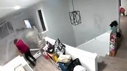 صخرة ضخمة تقتحم منزلا في أمريكا.. سكانه نجوا من الموت بأعجوبة (فيديو)