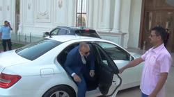 أسطول سيارات وبودي جارد.. فيديو لـ"مدرس الأزمات" يثير جدلا على فيس بوك