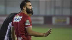 بالفيديو| لحظة إلقاء متعب القميص ورفضه النزول في مباراة الاتحاد