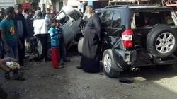 "تريلة" تحطم 8 سيارات وتصيب طفل في قنا