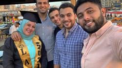 4 شباب يحتفلون بتخرج والدتهم وحصولها على ليسانس حقوق
