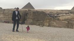 بالصور| تعرف على أطول رجل وأقصر امرأه في العالم بعد زيارتهما للأهرامات
