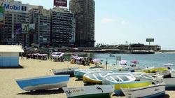 "مصايف إسكندرية" تشن حملة على شاطئي البيطاش والسلام لإزالة الإشغالات