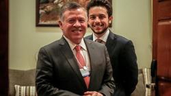 بالفيديو| ولي العهد الأردني يعزف على الجيتار مع أخته "سلمى"