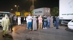 صور.. صلاة الجنازة على سيدة متوفاة بكورونا وإضرام النيران بالنعش بالمحلة