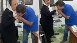 طبيب يقبل يد معلمته في المرحلة الابتدائية: «ليها فضل كبير عليا»