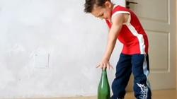 بالفيديو| طفل يقف بـ«يد واحدة» على «زجاجة»