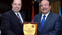رئيس جامعة طنطا يتسلم درع المؤتمر الدولي الثاني للأمراض العصبية