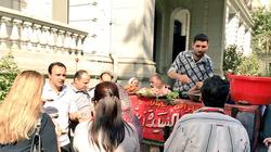 بالصور| "البلدي يوكل".. عربة فول تبهج سفير بريطانيا وأبو مازن يحتفل مع المصريين بـ"الكشري"