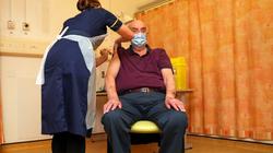 فيديو.. أول متلقي للقاح «أكسفورد» يحتفل بعيد زواجه الـ48 والوقاية من كورونا: ارتاح بالي