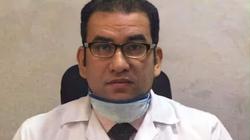 «الإنسانية مهنته»..طبيب يترك عيادته من أجل عجوز بـ «العزل»: عملت واجبي