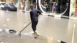 «عبدالسلام» تحت المطر: «باسلّك البلاعات علشان ما نغرقش»