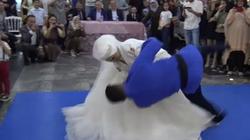 عروس تصدم الحضور في حفل زفافها بحركة غريبة مع زوجها.. «جابته الأرض» (فيديو)