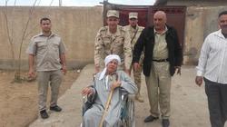 رجال الشرطة والجيش يساعدون كبار السن للوصول إلى لجانهم بكفر الشيخ
