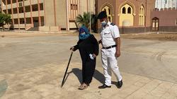 الشرطة في خدمة كبار السن والمرضى بانتخابات النواب بسوهاج
