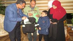 وزير الداخلية يهدي طفلا شارك في «زايد الخيري» حقيبة رياضية كاملة