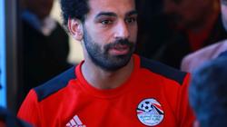 هاتفيا.. جهاز المنتخب يطمئن على محمد صلاح