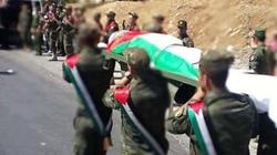 آلاف الفلسطينيين يشيعون جثماني شهيدين من الشرطة