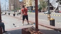 التقطوا له صورة دون علمه.. شاب يفاجئ أهالي بني سويف بتنظيفه للكورنيش