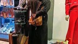 «أم حمادة» تحارب الجلطة والظروف لتعول أبناءها من بيع البخور: لو قعدت مش هناكل