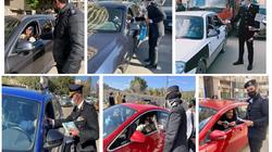 الشرطة تواصل احتفالاتها بعيدها الـ70 وتوزع الزهور على المواطنين