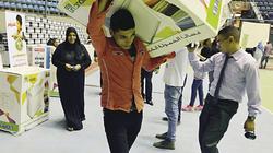 أجهزة كهربائية ومستلزمات مدرسية لأسر المسجونين