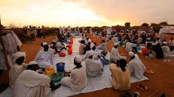 رمضان في السودان: زفة وتجديد آواني الطهي.. و«الحلو مر» يتقدم الموائد