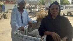 «عم حساني» وزوجته على الحلوة والمرة سوا: «بيخبزوا 120 رغيف عيش شمسي يوميا»