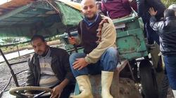 معلمون يستقلون جرار زراعي للوصول للجان الامتحانات.. ومواطنون: إهانة للمعلم