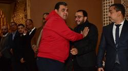 بالصور.. بكاء حسام داغر في عزاء والدته بمسجد الشرطة