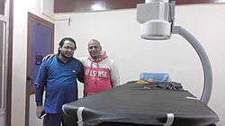 طبيب قنا ينفذ 240 جراحة بالمجان سنويا: "عاهدت والدتي على تقديم الخير للناس"