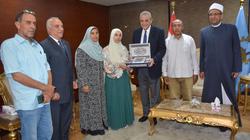 محافظ الغربية يكرم الطالبة الحاصلة على المركز الثاني مكرر في الثانوية الأزهرية