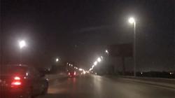 رغم بداية الحظر.. السيارات تسير على المحور