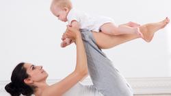 استشاري أطفال يقدم نصائح للأم عند سقوط رضيعها على الأرض