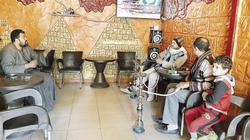 طلبات الزبائن أوامر في مقهى "الصم": دعونا نعمل في صمت