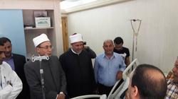 أمين "البحوث الإسلامية" يزور مصابي حادث المنيا