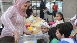 «هيام» فتاة محلاوية تمنح السعادة للأيتام مجانا بماكينة غزل البنات