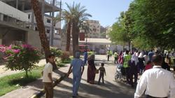 سكرتير عام قنا يطمئن على حالة مصابي حادث الطريق الغربي