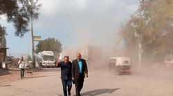 رفع 100 طن تراكمات أتربة من شوارع وميادين إدفو بأسوان