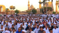 بالصور| آلاف يؤدون صلاة عيد الأضحى في ساحة معبد الأقصر